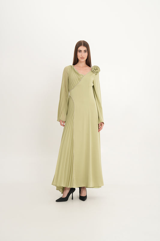 فستان بكسرات غير متماثلة وتطريز كريستالي مع وردة على الكتف