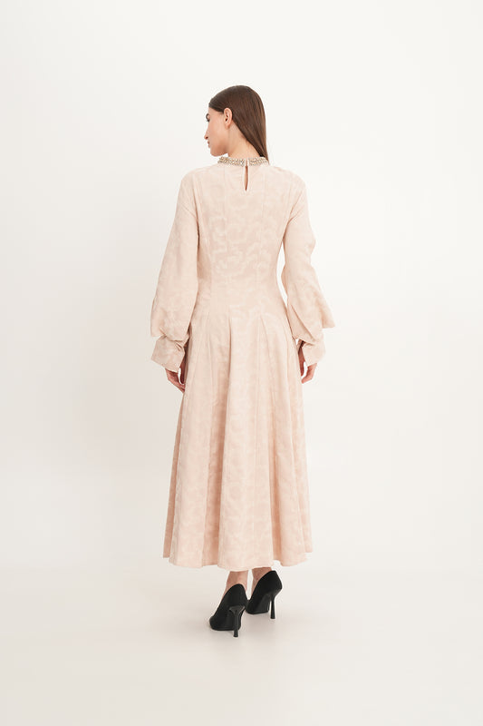 فستان ماكسي بقصة A وخامة جاكار مزينة