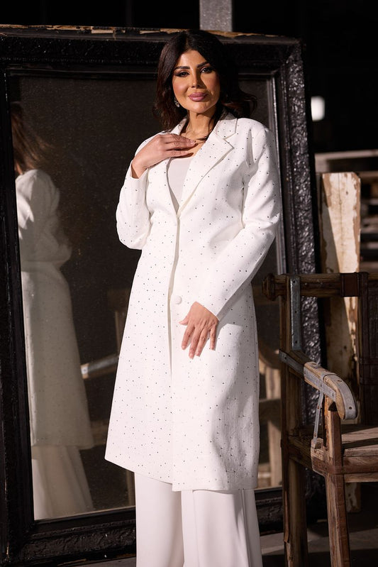 جاكيت طويل بقصّة مفصّلة مع لمسة لامعة ناعمة