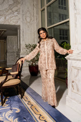 قميص مزين بالكريستال والترتر مع ذيل خلفي أطول