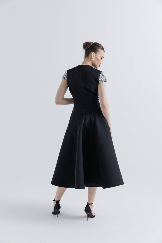 فستان ميدي بأكمام مرصعة بالكريستال