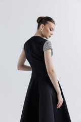 فستان ميدي بأكمام مرصعة بالكريستال