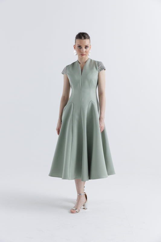 فستان ميدي بأكمام مرصعة بالكريستال