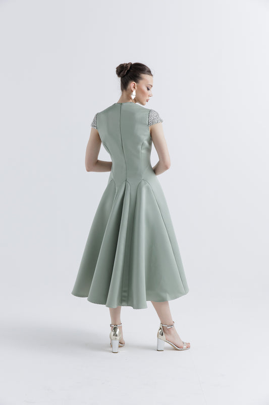 فستان ميدي بأكمام مرصعة بالكريستال