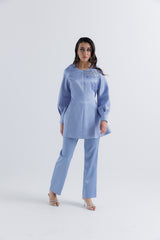 بلوزة ساتان بتطريز زهور على الكتف