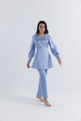 بلوزة ساتان بتطريز زهور على الكتف