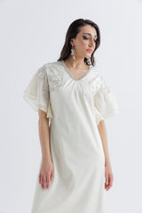 فستان ماكسي بأكمام فلوتر مزينة