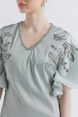 فستان ماكسي بأكمام فلوتر مزينة