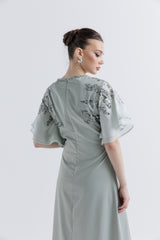 فستان ماكسي بأكمام فلوتر مزينة