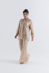 قميص مزين بالكريستال والترتر مع ذيل خلفي أطول