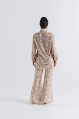 قميص مزين بالكريستال والترتر مع ذيل خلفي أطول