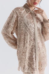 قميص مزين بالكريستال والترتر مع ذيل خلفي أطول