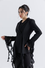 جاكيت بصف أزرار مزدوج وتفاصيل كشكش ناعمة