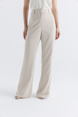 بنطال واسع بخصر عالٍ وقصة مصممة