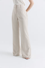 بنطال واسع بخصر عالٍ وقصة مصممة