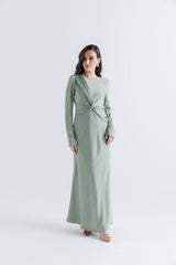 فستان ماكسي بتفصيل درابي ملتف وأزرار على الأكمام