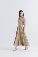 فستان ساتان أنيق بتفاصيل شبكية وكريستالية