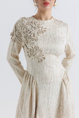 فستان واسع بنقشة بارزة وتطريز زهور