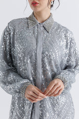 قميص مزين بالكريستال والترتر مع ذيل خلفي أطول