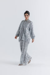 قميص مزين بالكريستال والترتر مع ذيل خلفي أطول