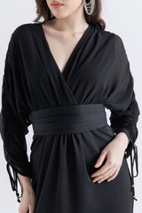 فستان ماكسي بربطة أمامية وتفاصيل ريش وأكمام بكشكشة