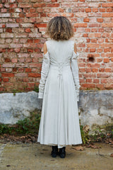 فستان ماكسي واسع بأزرار على الكتف – تصميم أبرار المبارك