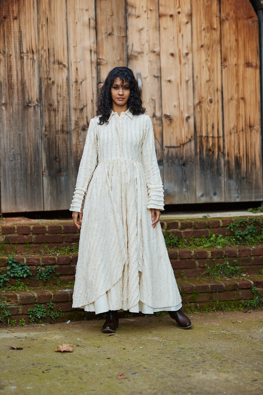 فستان ماكسي أنيق بنقشات بارزة – تصميم أبرار المبارك