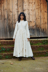 فستان ماكسي أنيق بنقشات بارزة – تصميم أبرار المبارك