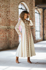 فستان عاجي بألواح حرفية