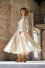 فستان عاجي بألواح حرفية