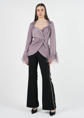 بلوزة بأكمام مزينة بالريش ورباط خلفي