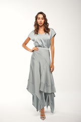 تنورة ساتان غير متماثلة بطبقات كشكش