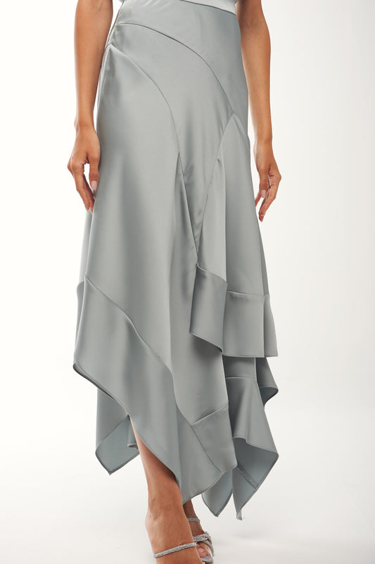 تنورة ساتان غير متماثلة بطبقات كشكش