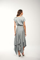 تنورة ساتان غير متماثلة بطبقات كشكش