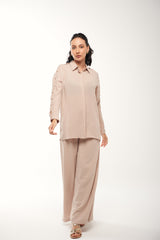 قميص بأكمام طويلة وتفاصيل أزرار