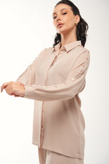 قميص بأكمام طويلة وتفاصيل أزرار