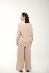 قميص بأكمام طويلة وتفاصيل أزرار