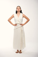 فستان بدون أكمام بتصميم لف وتفاصيل كشكش