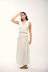 فستان بدون أكمام بتصميم لف وتفاصيل كشكش