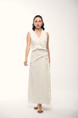 فستان بدون أكمام بتصميم لف وتفاصيل كشكش