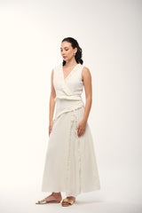 فستان بدون أكمام بتصميم لف وتفاصيل كشكش