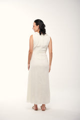 فستان بدون أكمام بتصميم لف وتفاصيل كشكش