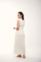 فستان بدون أكمام بتصميم لف وتفاصيل كشكش