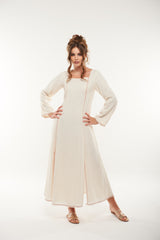 فستان طويل بخطوط لامعة وتفاصيل خياطة بارزة