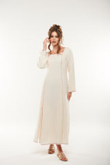 فستان طويل بخطوط لامعة وتفاصيل خياطة بارزة