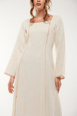 فستان طويل بخطوط لامعة وتفاصيل خياطة بارزة