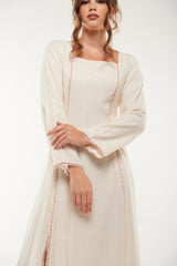 فستان طويل بخطوط لامعة وتفاصيل خياطة بارزة