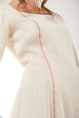 فستان طويل بخطوط لامعة وتفاصيل خياطة بارزة