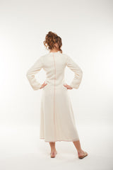 فستان طويل بخطوط لامعة وتفاصيل خياطة بارزة