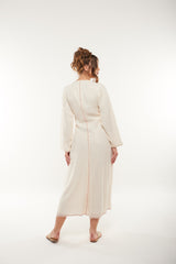 فستان طويل بخطوط لامعة وتفاصيل خياطة بارزة